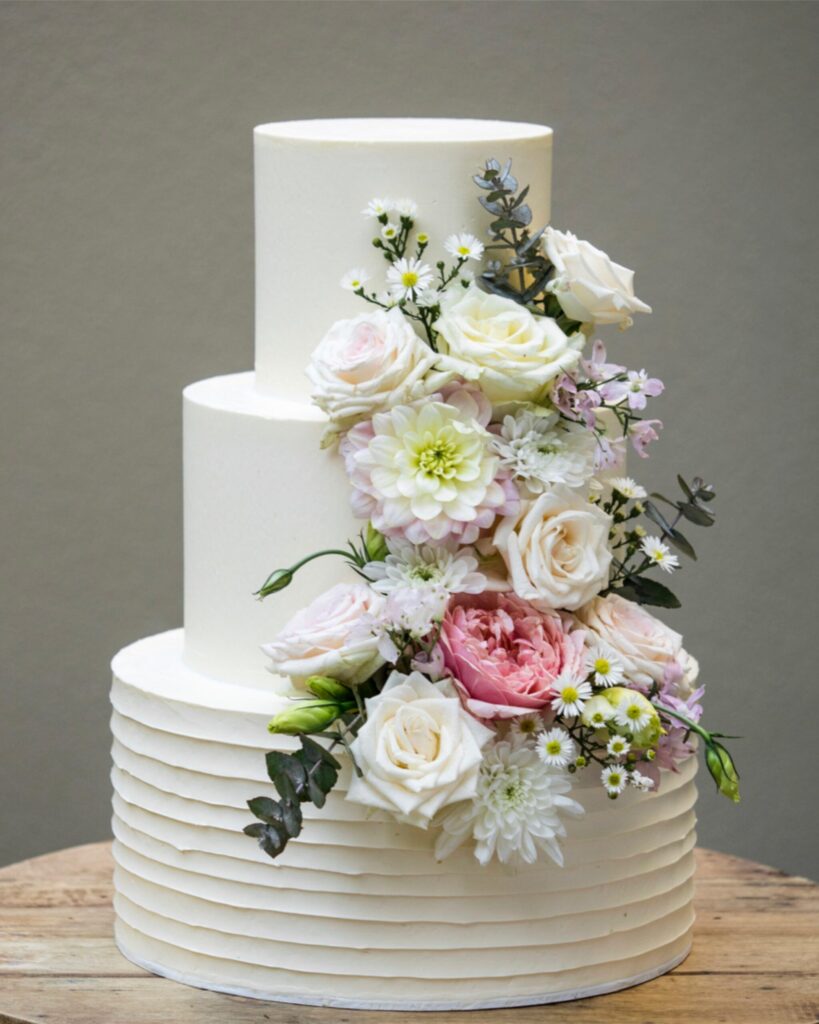 свадебный торт трехърусный с цветами