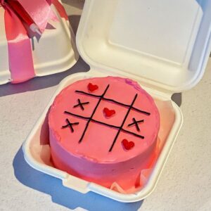 Бенто торт розовый крестик нолик с сердечками